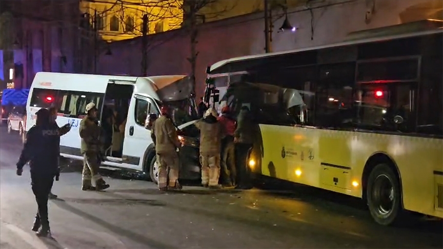 Beşiktaş’ta çarpışan İETT otobüsü ile servis minibüsünün şoförleri yaralandı