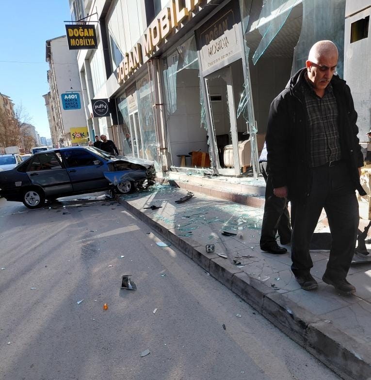 Elazığ’da otomobil, mobilya mağazasına girdi