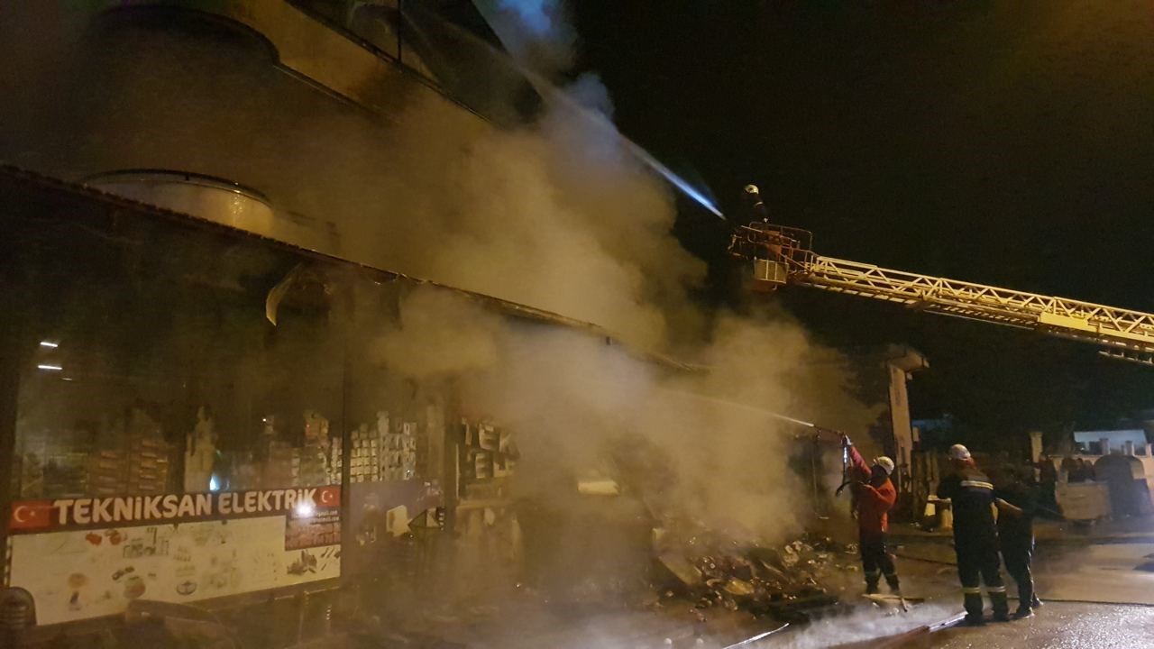 Elektrik malzemesi satan iş yerindeki yangın mahalleliyi sokağa döktü