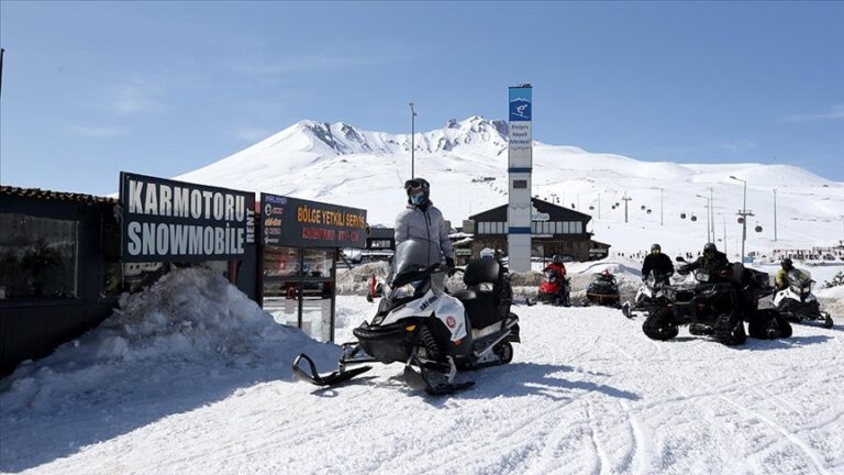 Erciyes’i kar motorlarıyla keşfediyorlar