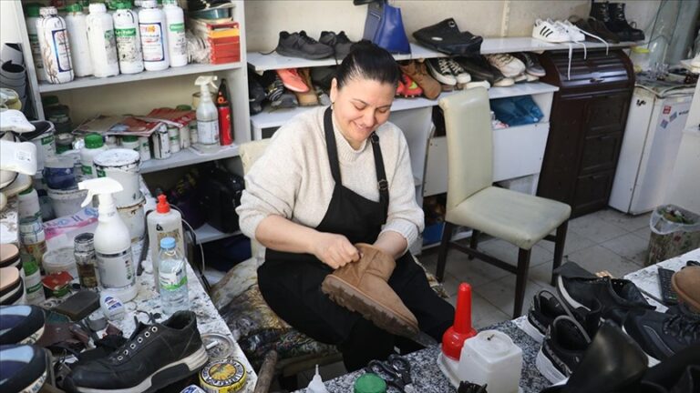Eşine yardım için başladığı ayakkabı tamirciliğinde usta oldu