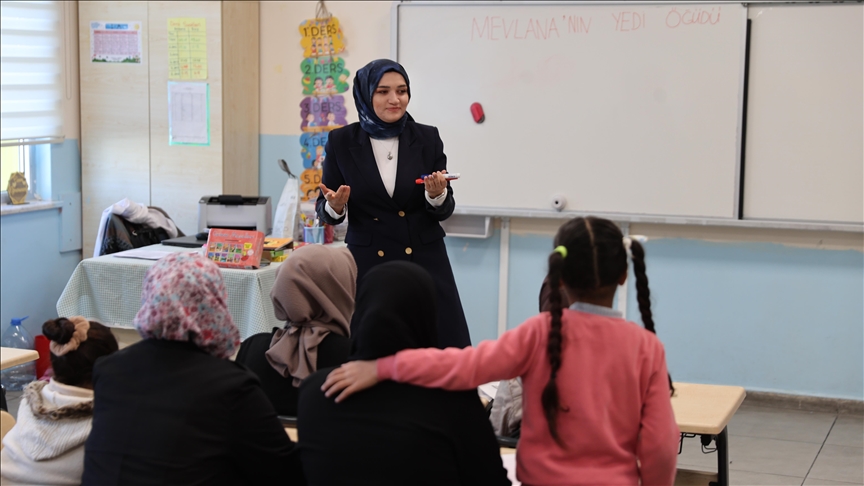 Gülistan öğretmen, okuma yazma bilmeyen kadınlara umut oldu