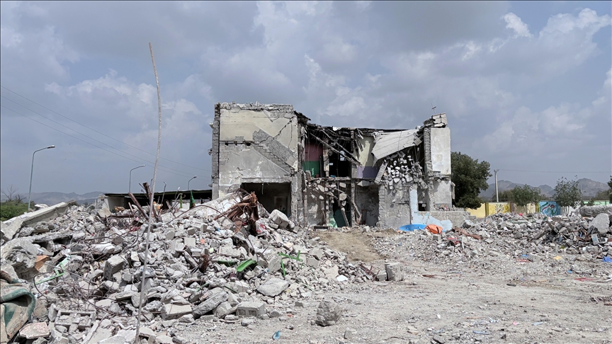 İran Kızılayına göre, saldırılarda hedef alınan ilkokul 40 dakika arayla iki kez bombalandı