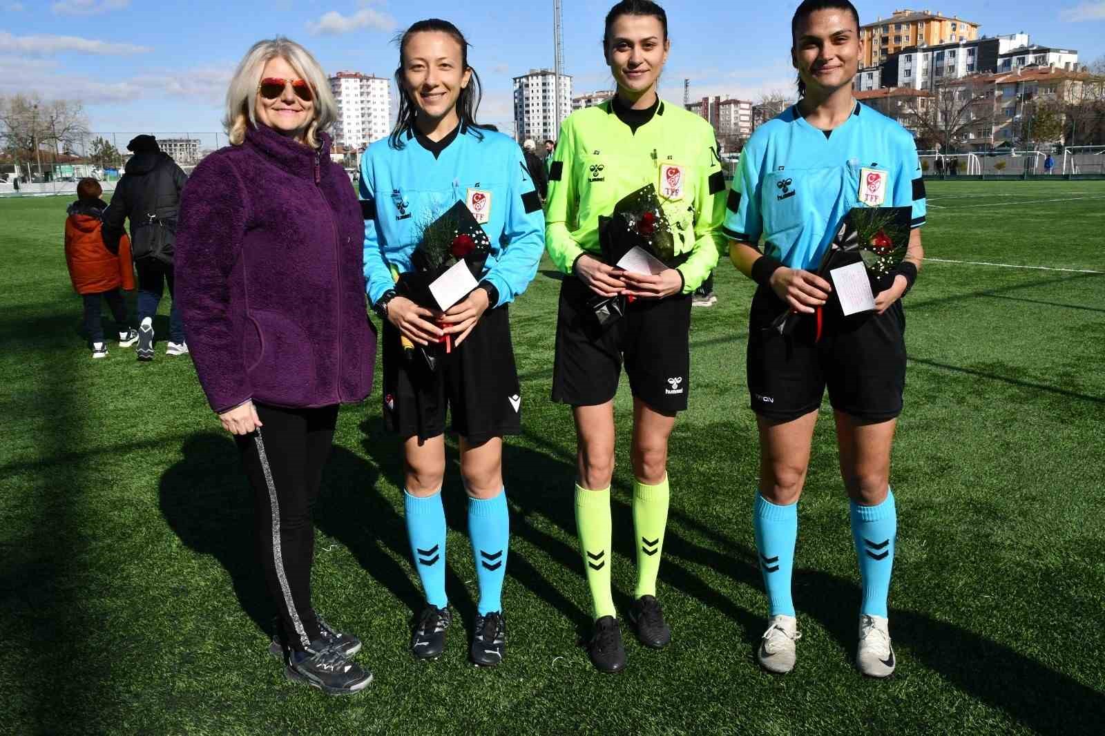 Kayseri’de kadın hakemlere 8 Mart jesti