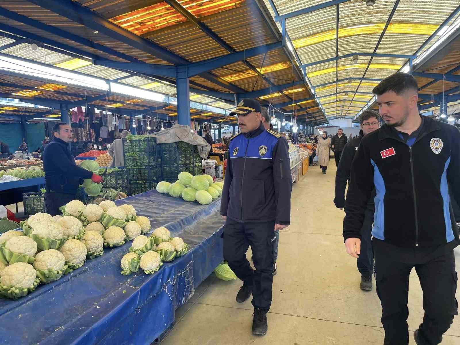 Meyve sebze pazarında fiyat etiketi denetimi