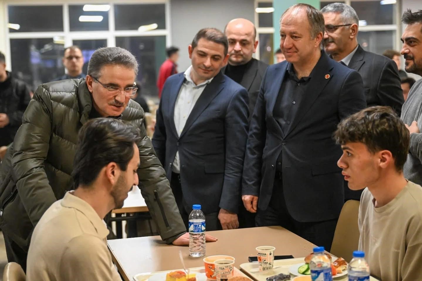 Öğrencilerle sahur sofrasında bir araya geldi
