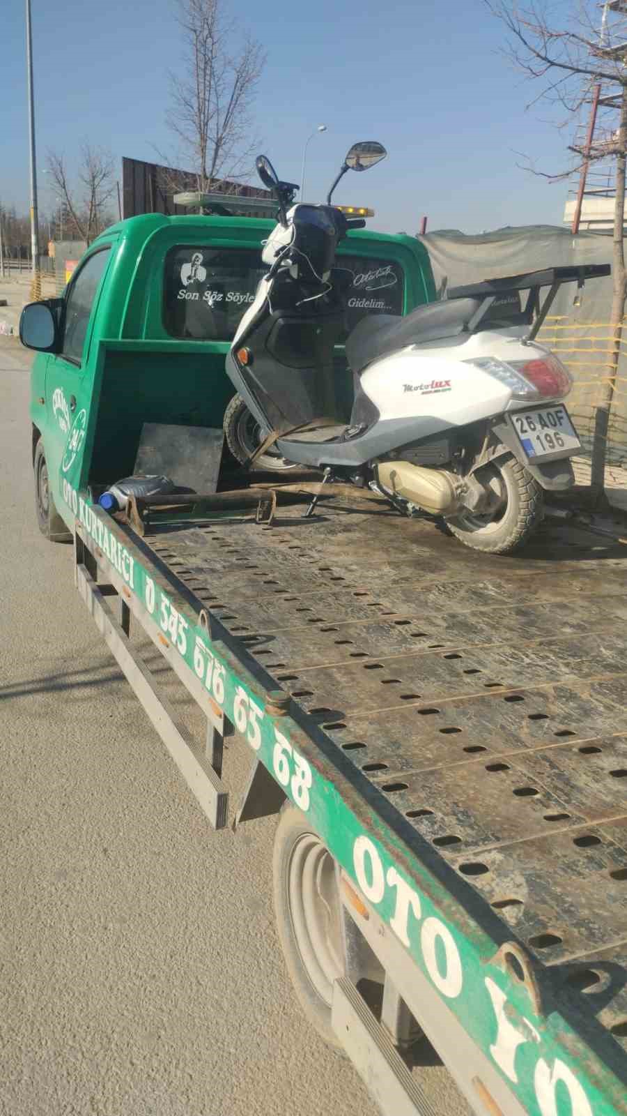 Otomobille çarpışan motosikletli kurye yaralandı