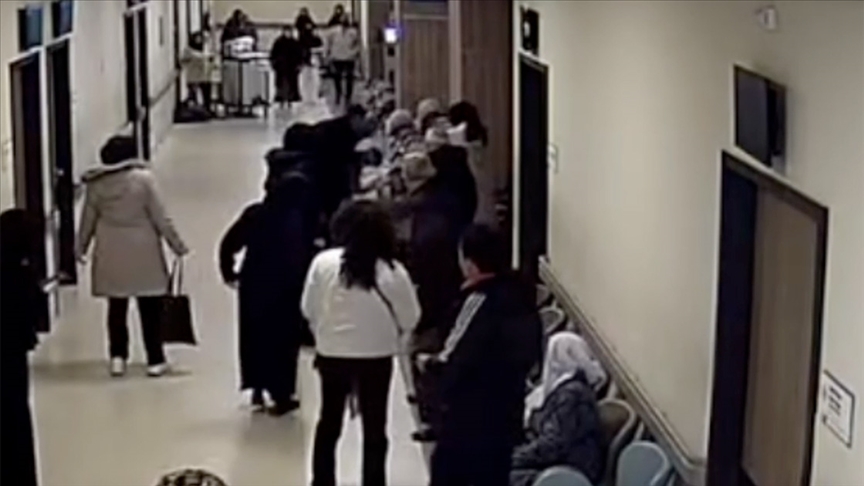 Sağlık personeli boğazına şeker takılan çocuğu Heimlich manevrasıyla kurtardı