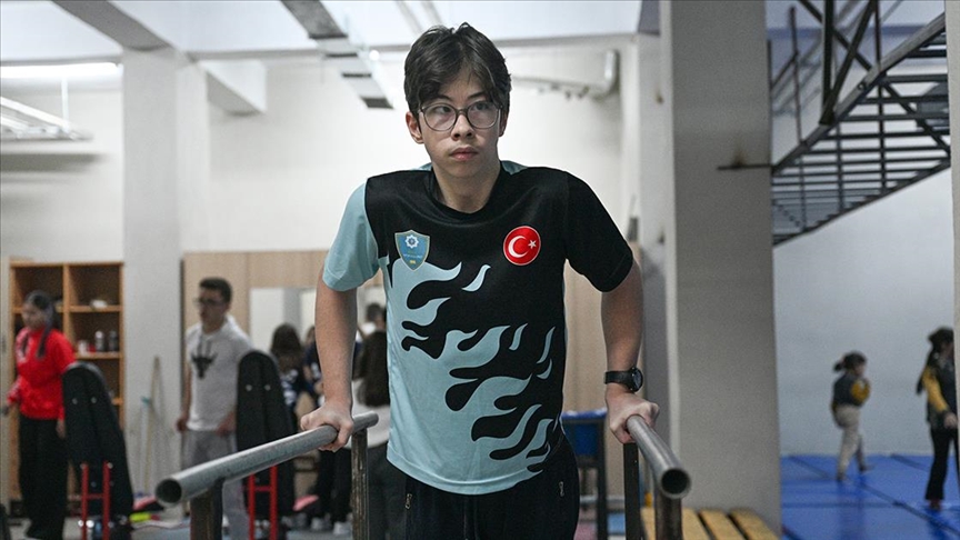 Serebral palsili Muhammed Ömer, “bileğinin gücüyle” hayata tutundu