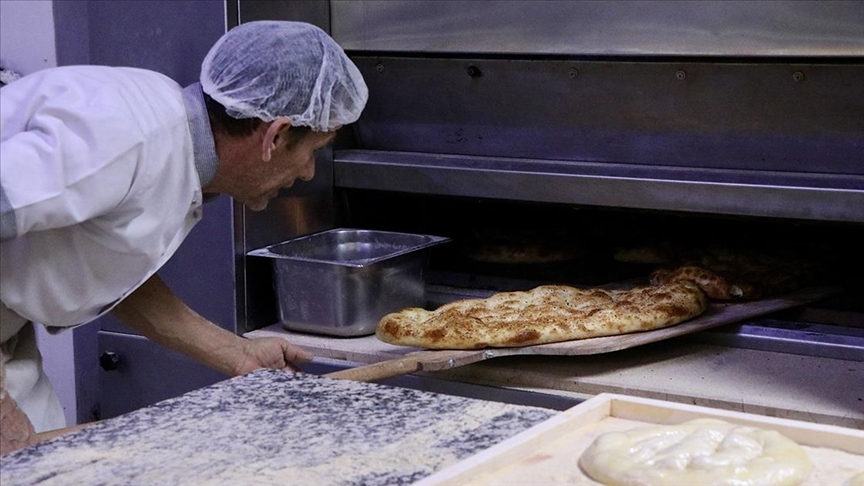 Trabzon’da ekşi mayalı ramazan pidesi 6 saatlik hummalı mesaiyle sofralara ulaşıyor